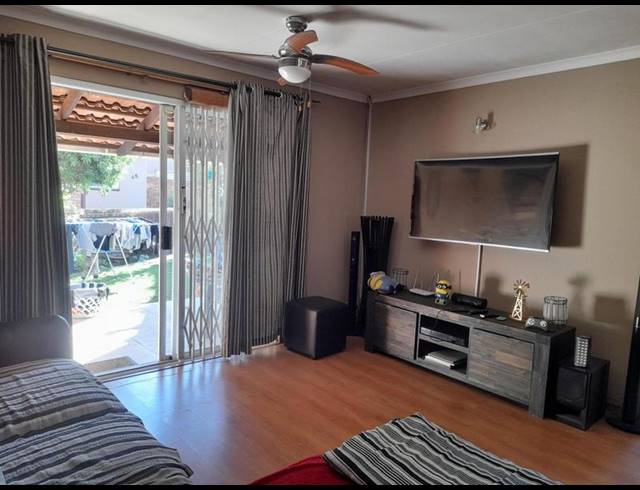 2 BEDROOM SIMPLEX FOR SALE IN POMONA